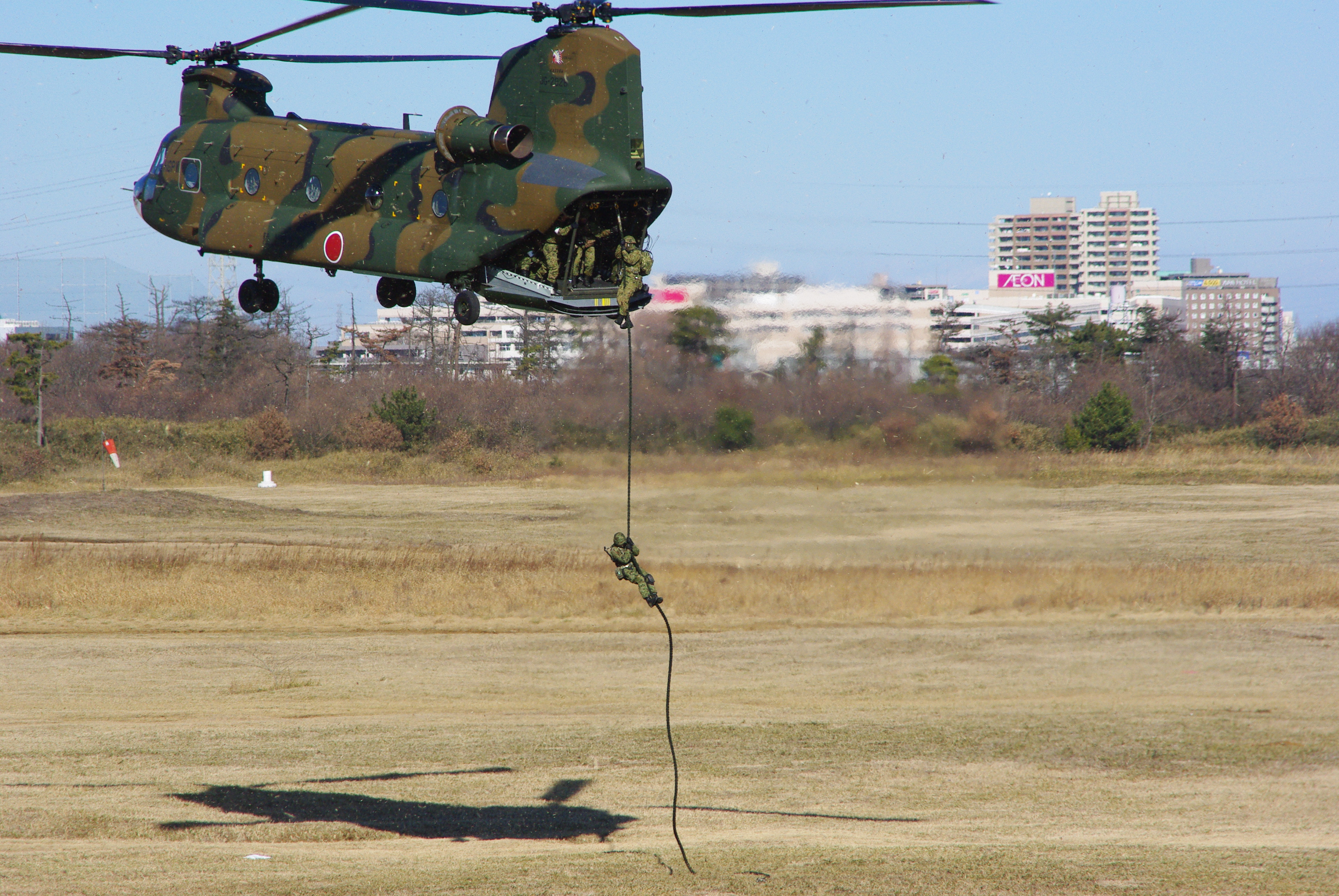 JGSDF_1st_Airborne_Brigade_-_Fast_rope_20090111(Narashino).JPG