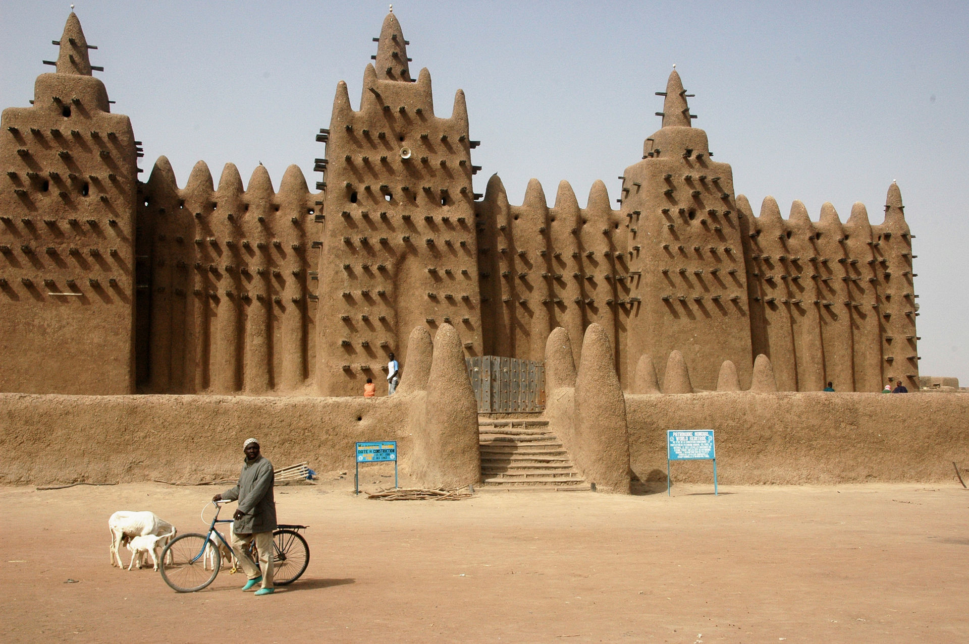 1920px-Djenne_great_mud_mosque.jpg