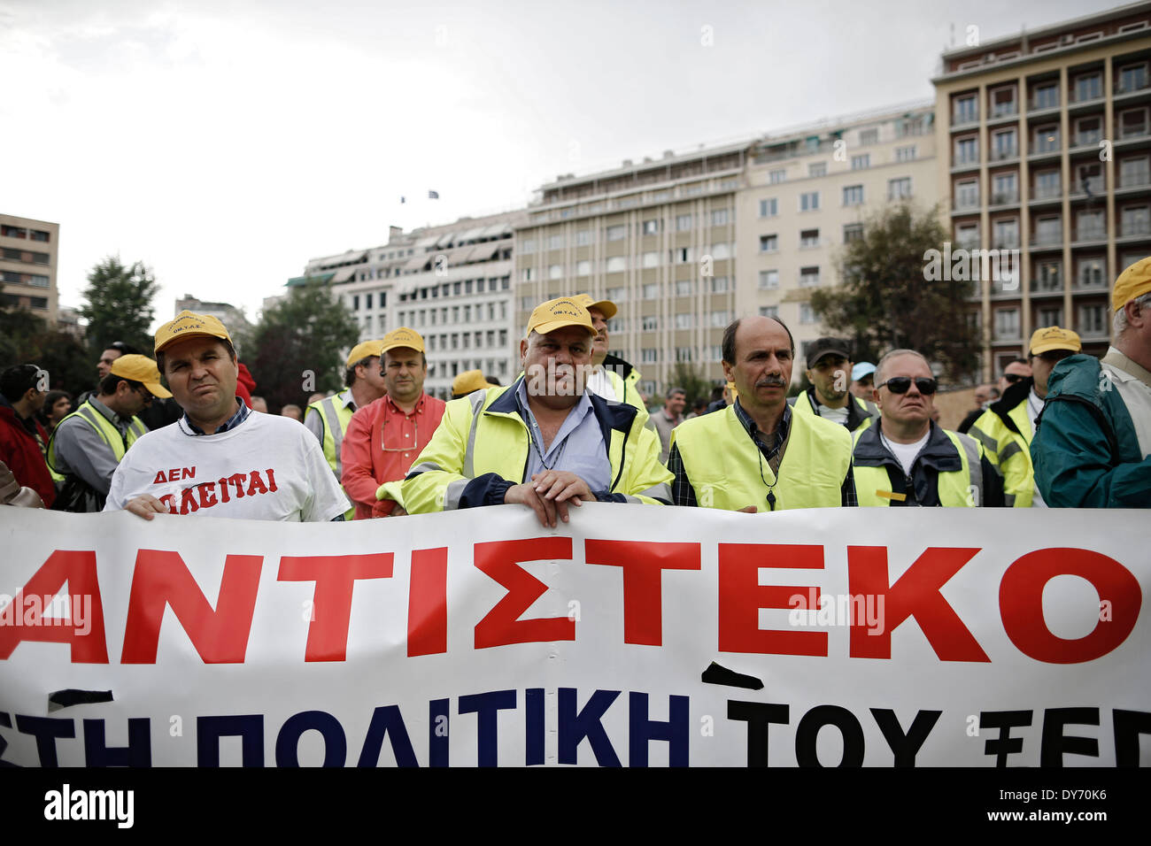 athens-greece-08th-apr-2014-greek-dock-workers-across-the-country-DY70K6.jpg