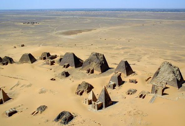 Sudan_Meroe_Pyramids_2001.JPG