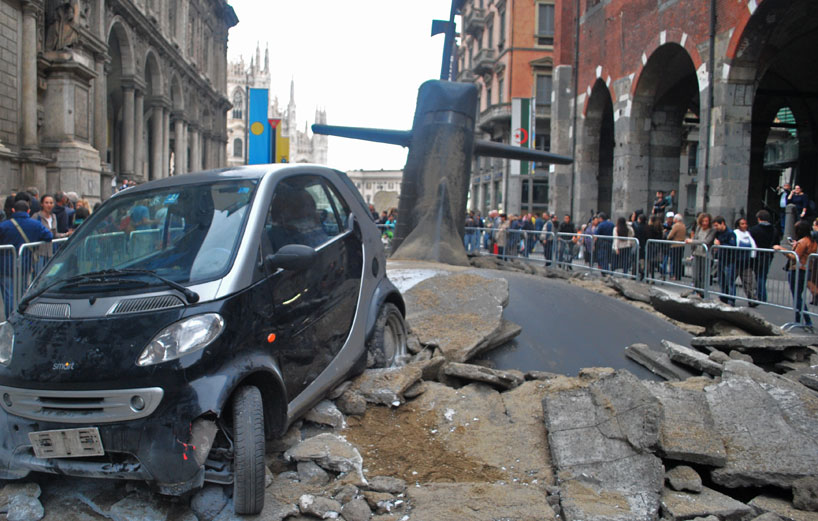 submarine-emerges-in-milan-designboom-03.jpg