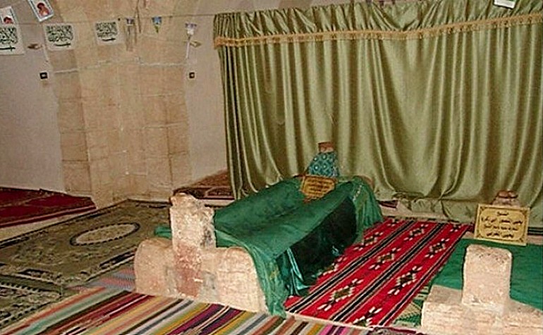 Grave-of-Umar-bin-Abdul-Aziz.jpg