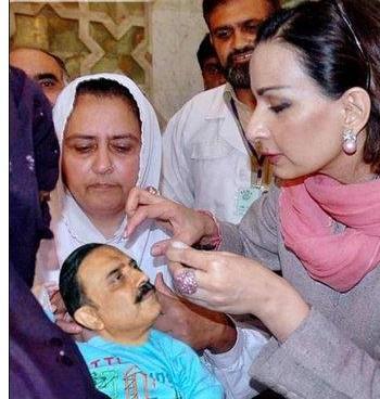 Asif_Zardari_Drinks_Polio_Drops_twawb.jpg