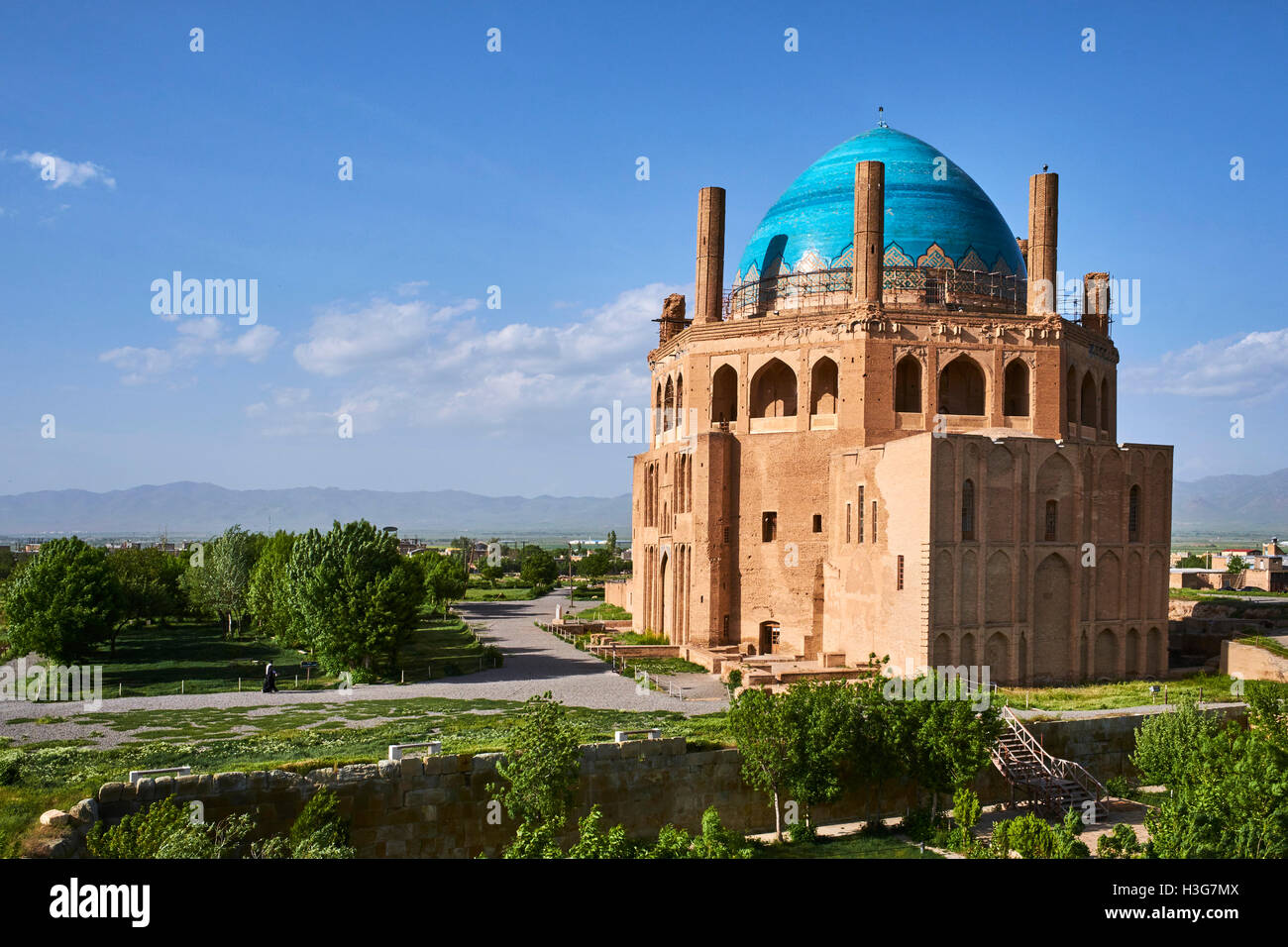 iran-zanjan-province-soltaniyeh-oljeitu-mausoleum-the-mongolian-sultan-H3G7MX.jpg