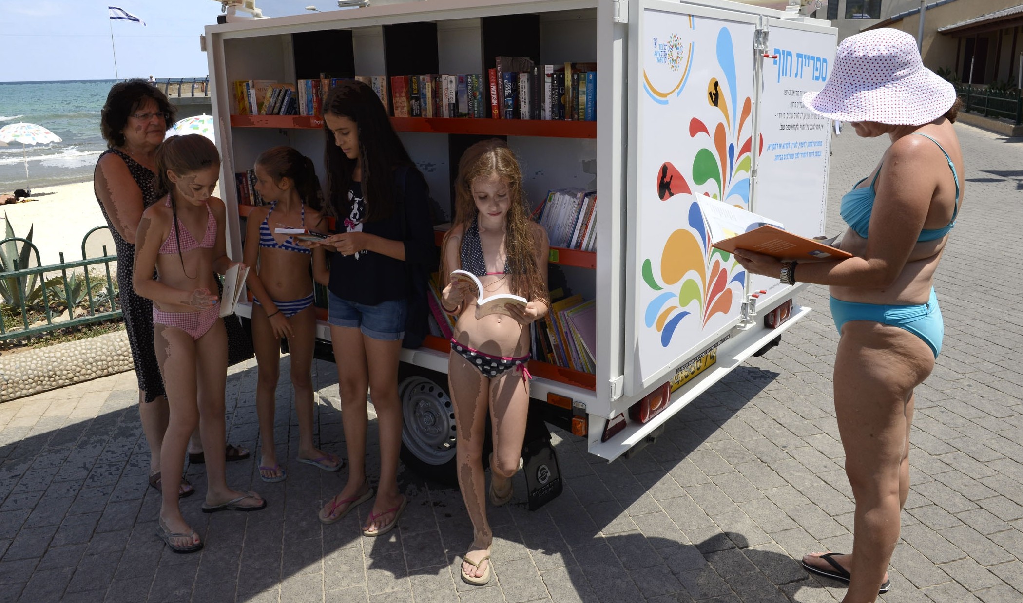 credit-Malovani-Israel-children-reading-e1373357155193.jpg