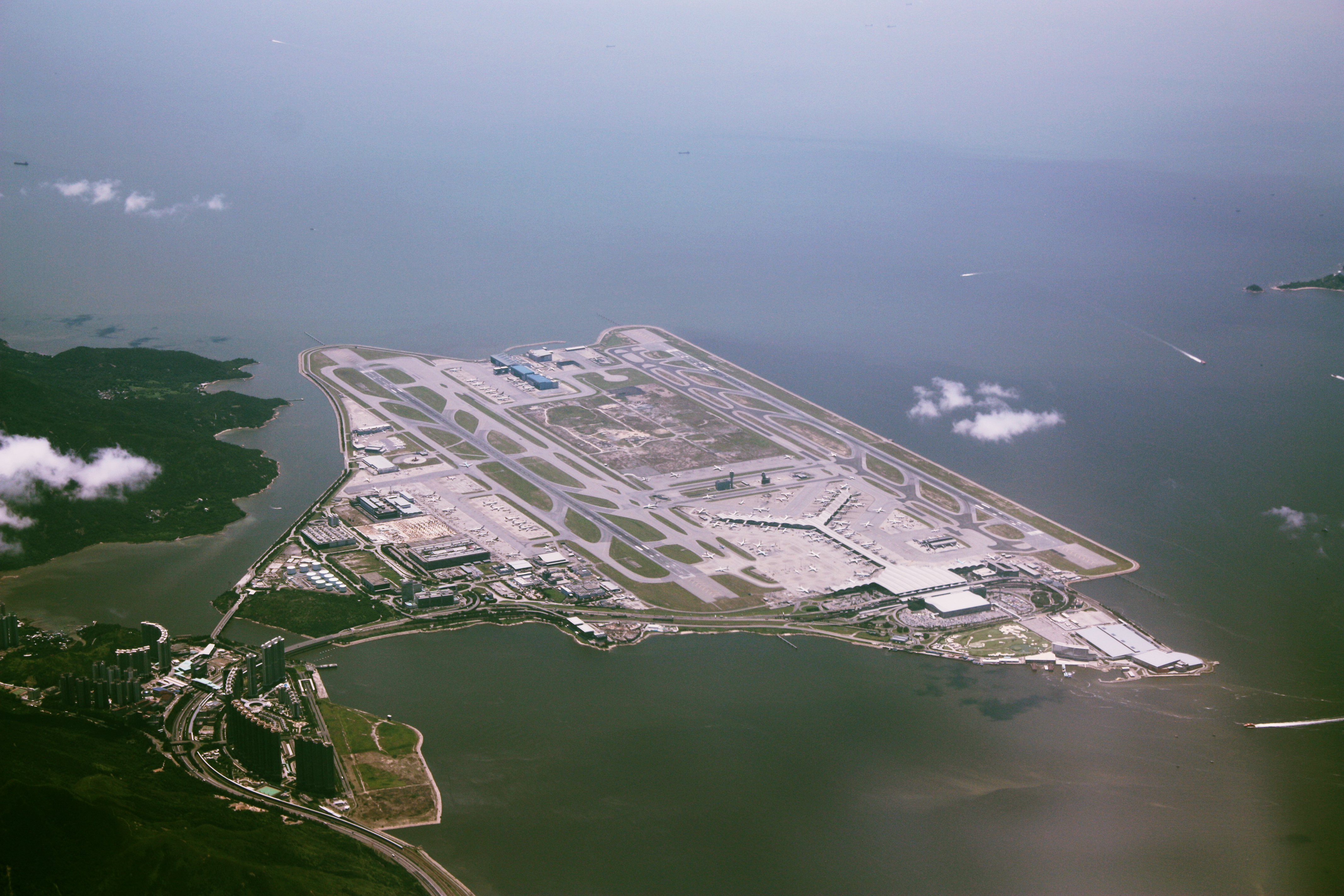 A_bird%27s_eye_view_of_Hong_Kong_International_Airport.JPG