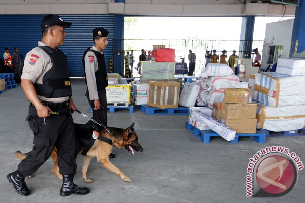 20151223antarafoto-pengamanan-bandara-smb-ii-231215-lmo.jpg