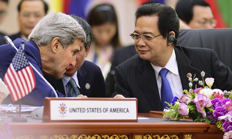 John-Kerry-left-talks-to--006.jpg