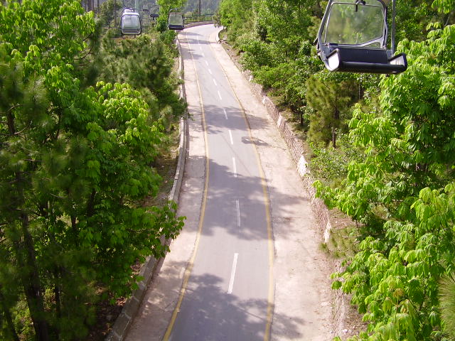 New_Muree_%28Pathriata%29_Chair_Lift_-_Over_Road.jpg