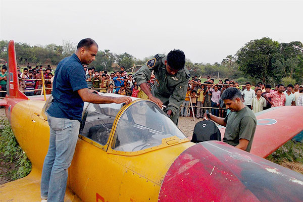 Bangladeshi_training_aircraft%2Bemergency%2Blanding.jpg