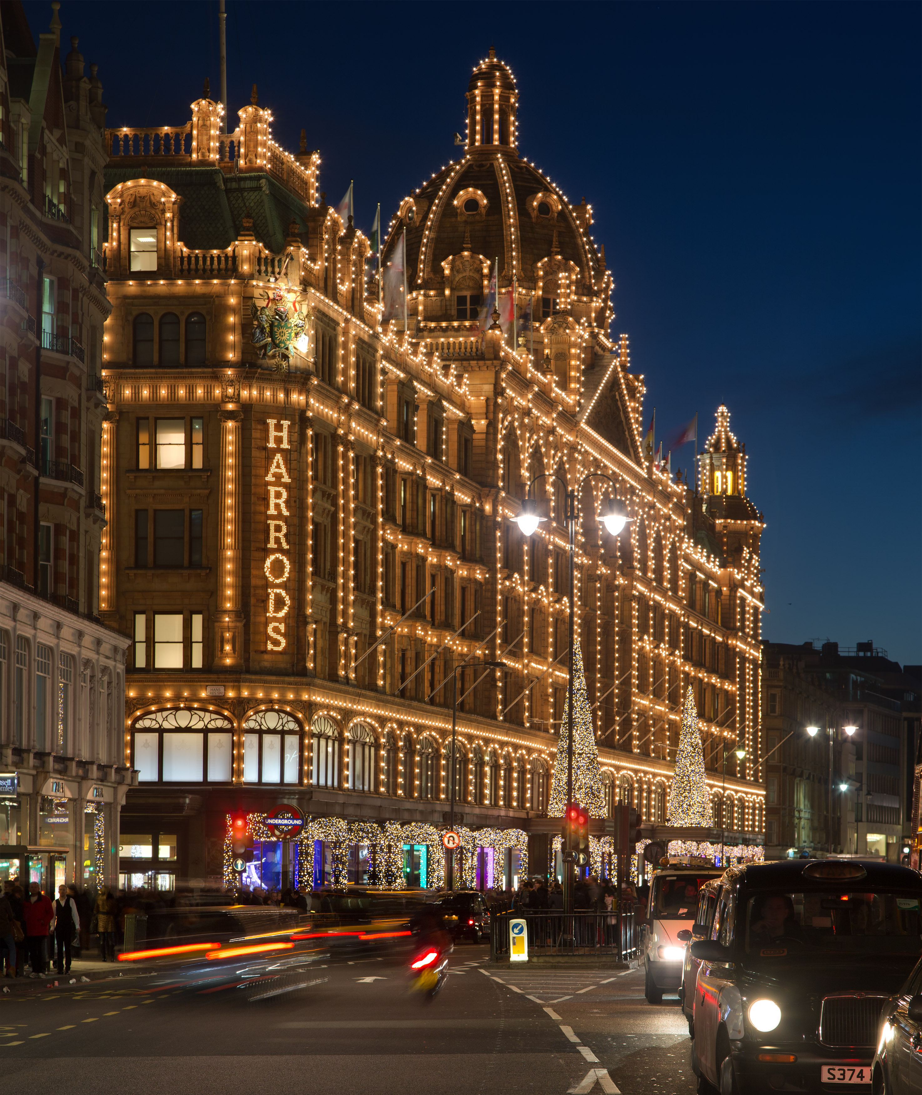 Harrods_at_Night,_London_-_Nov_2012.jpg