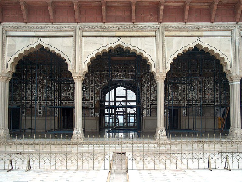 796px-July_9_2005_-_The_Lahore_Fort-Close_up_of_front_of_the_Shish_Mahal.jpg