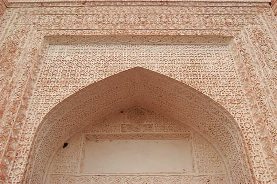 31_Ashley_Gilbertson_Kashgar_Mausoleum_of_Mahmud_Kashgari.jpg