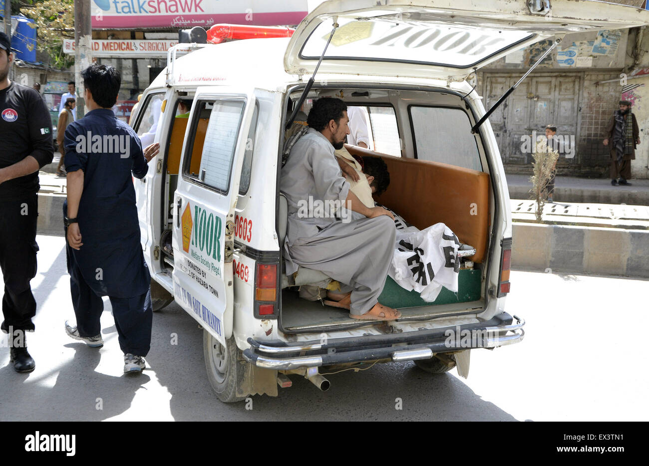 quetta-pakistan-6th-july-2015-an-ambulance-carrying-bodies-arrives-EX3TN1.jpg