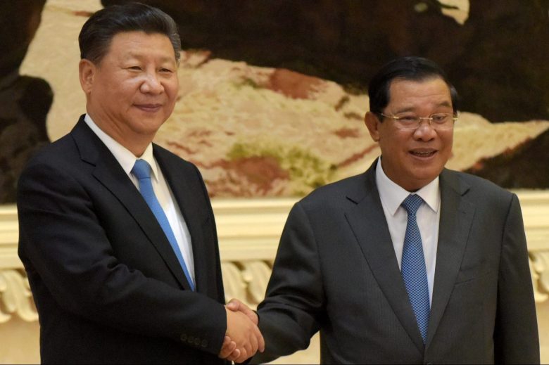 Chinese President Xi Jinping shakes hands with Cambodian Prime Minister Hun Sen during a meeting at the Peace Palace in Phnom Penh on October 13, 2016. Photo: AFP / Tang Chhin Sothy