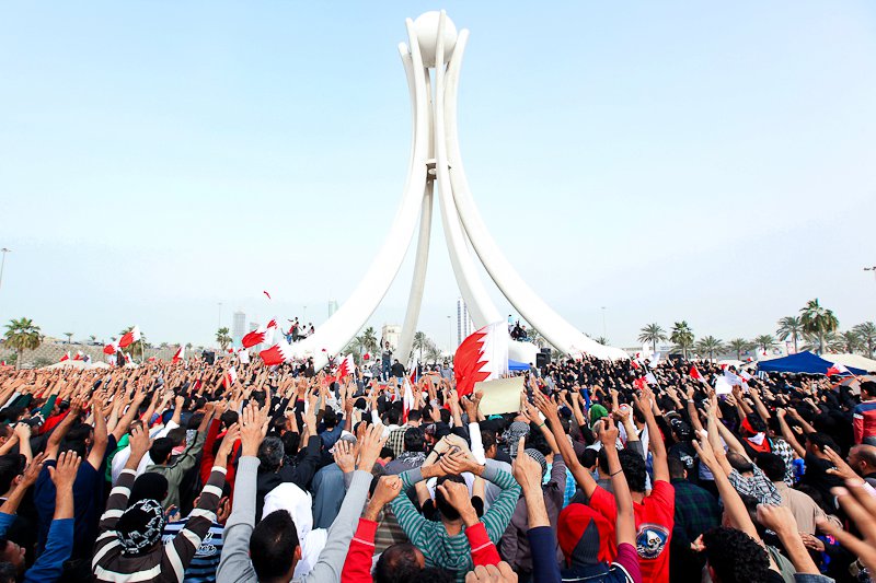 Protesters_fests_toward_Pearl_roundabout.jpg