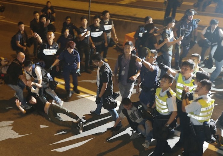 20141015-hk-occupy-police-protesters-clash-2-epa-640_9627283C7E7C4E78BF197EB78F87E979.jpg