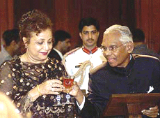 sehba+musharraf+drinking+during+ramzan.gif