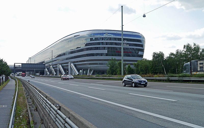 800px-The-Squaire-Flughafen-Bahnhof-Frankfurt-2013-Ffm-032.jpg