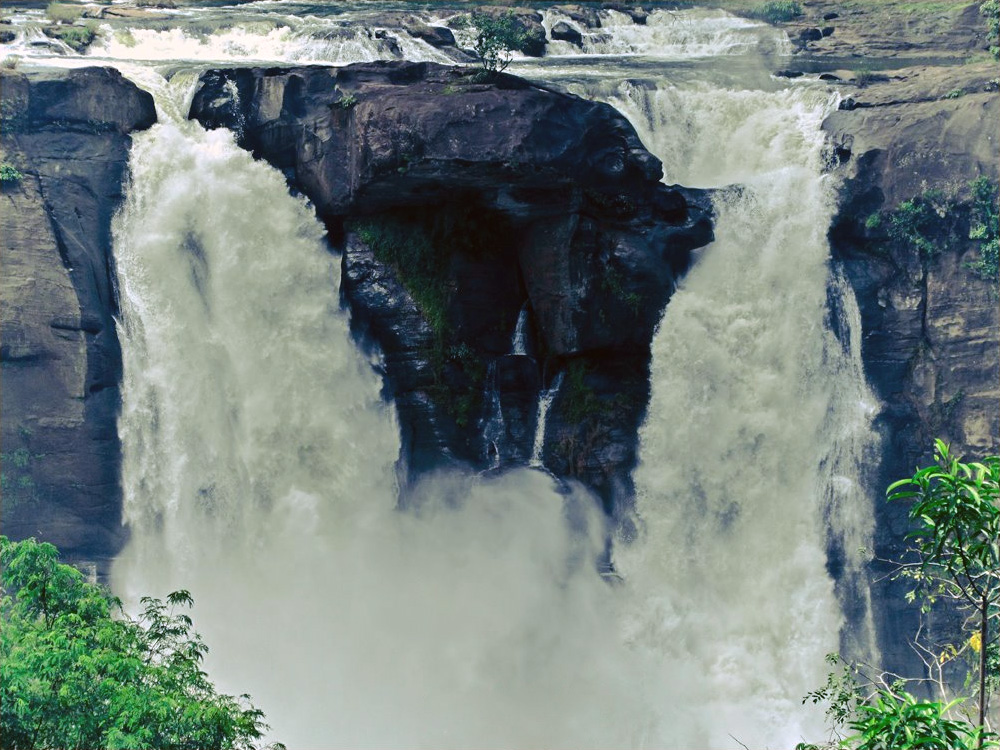 Athirapally_Falls,_Front_View.jpg