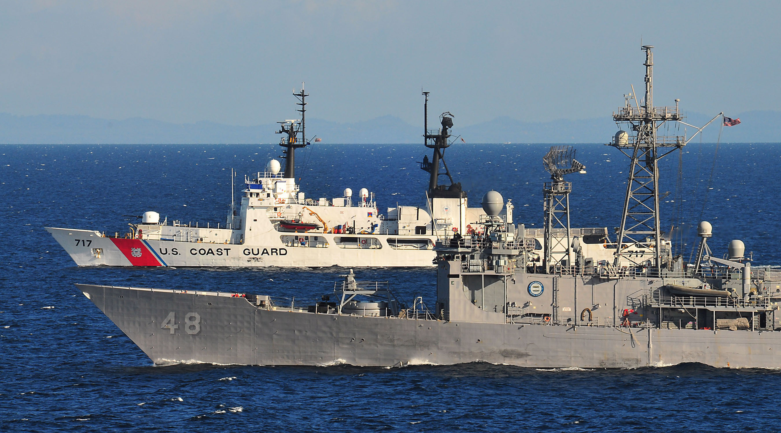 USS-Vandegrift-FFG-48-e-US-Coast-Guard-cutter-Mellon-WHEC-717-foto-USN.jpg