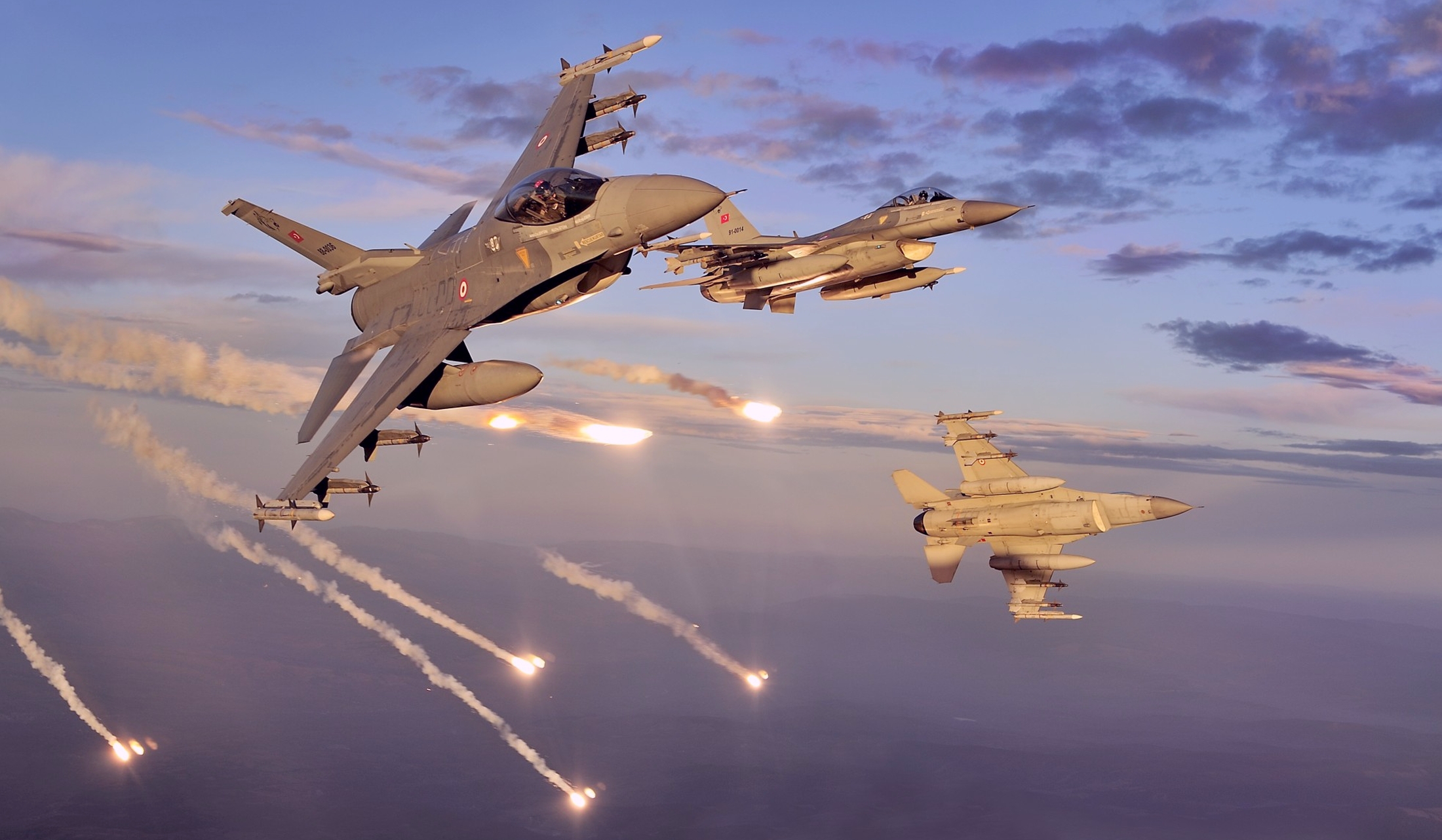 Turkish-F-16Cs-flying-in-formation.jpg