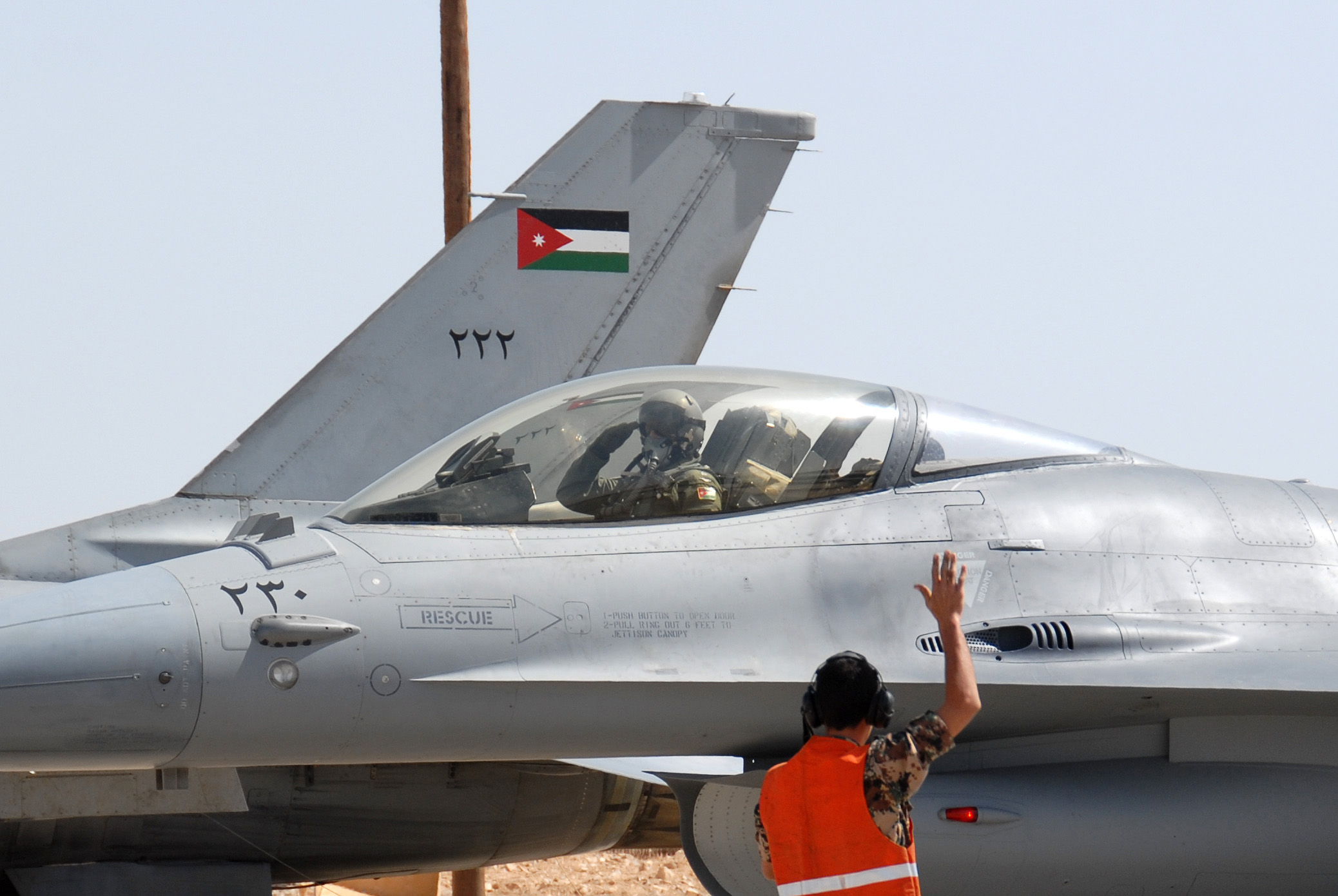 Jordanian_F-16_at_Azraq.jpg