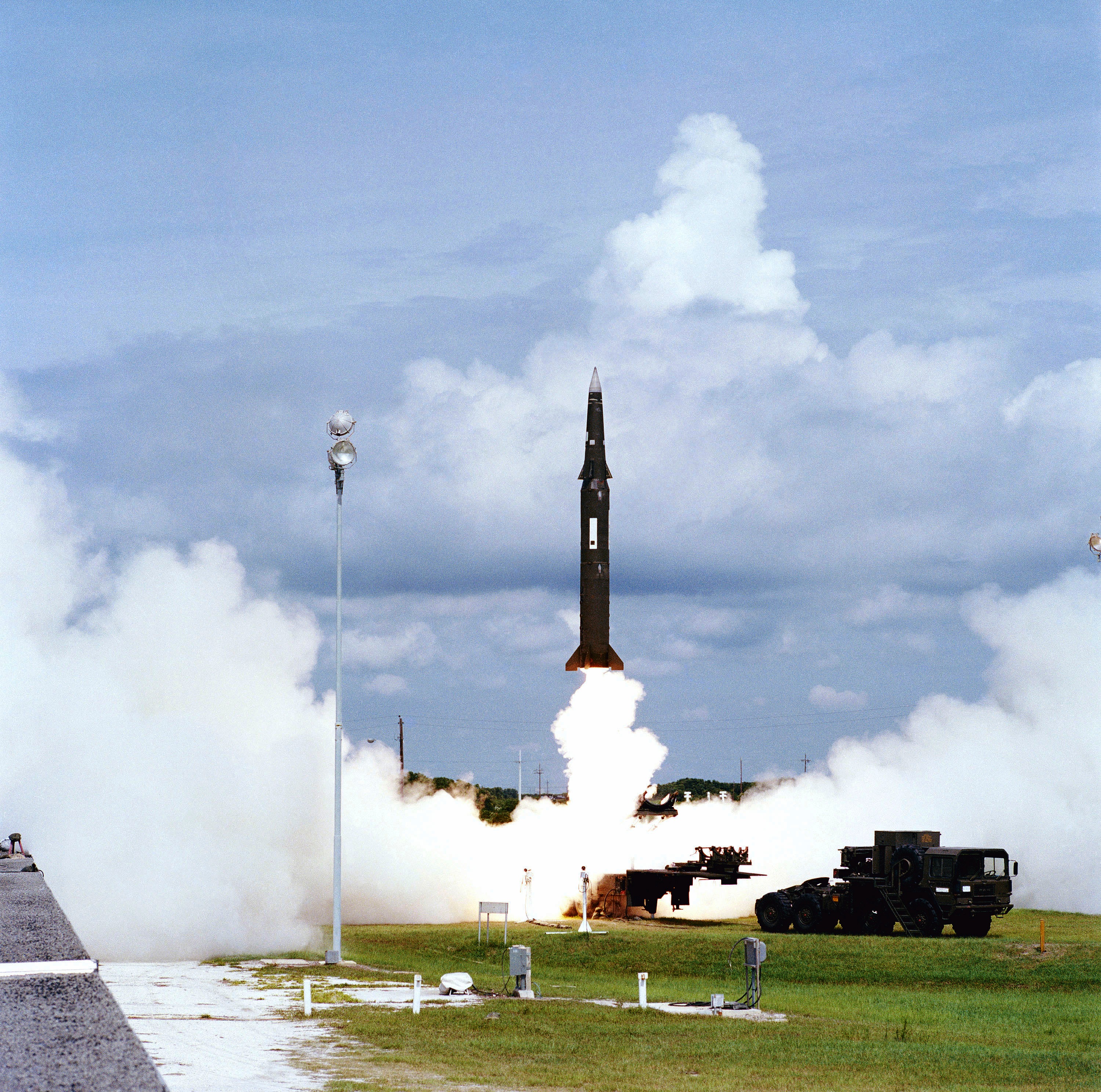 Pershing_II_missile_test_launch_in_1982.JPEG
