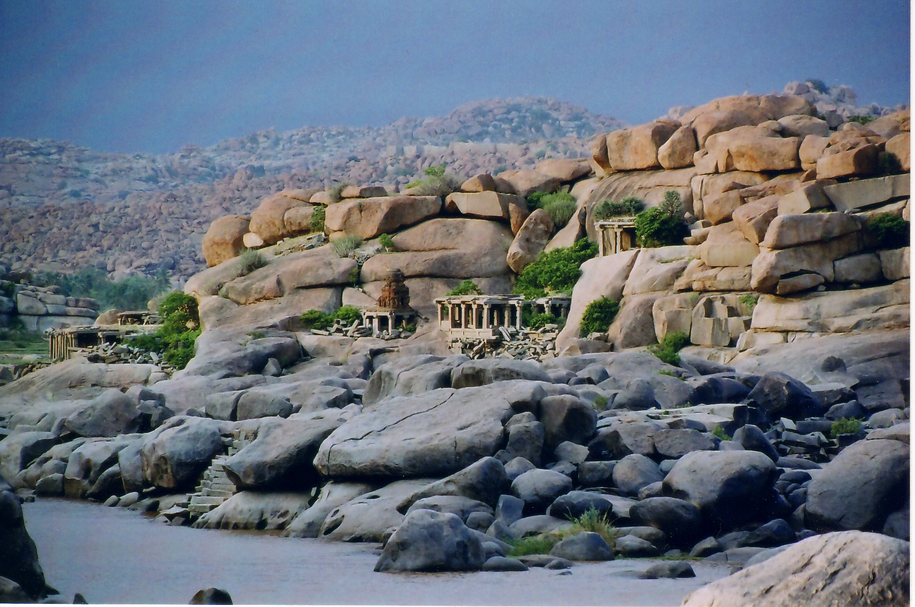 Panaromic_view_of_the_natural_fortification_and_landscape_at_Hampi.jpg