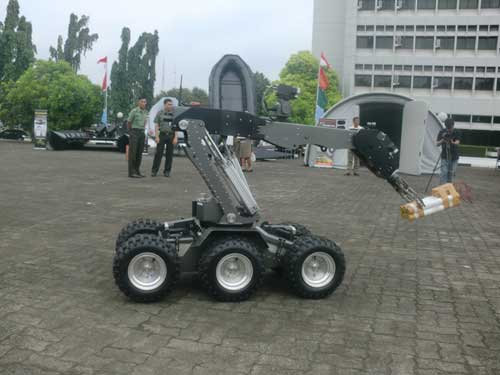 Robot-Penjinak-BOM-Jihandak-Alpalhan-2013-Markas-Besar-TNI-Cilangkap.jpg
