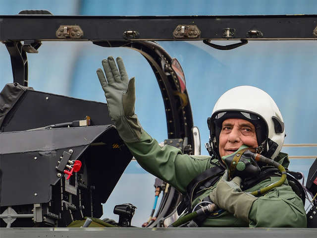 first-defence-minister-to-fly-in-lca.jpg