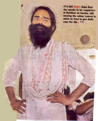 Baba+Ramdev+in+Salwar.jpg