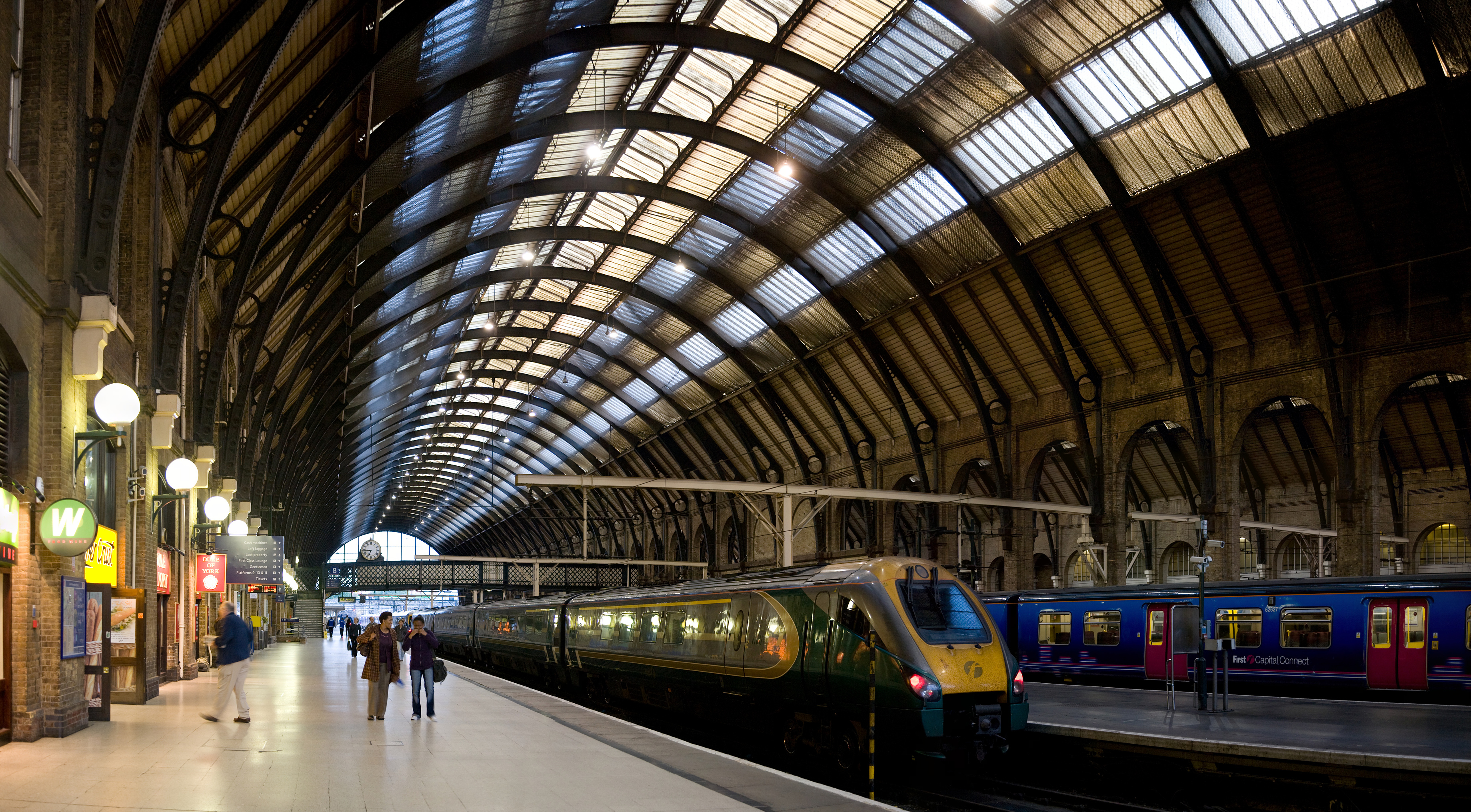 Kings_Cross_Station_Platforms,_London_-_Sept_2007.jpg