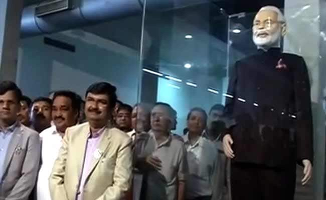 modi-suit-auction_650x400_71424235369.jpg