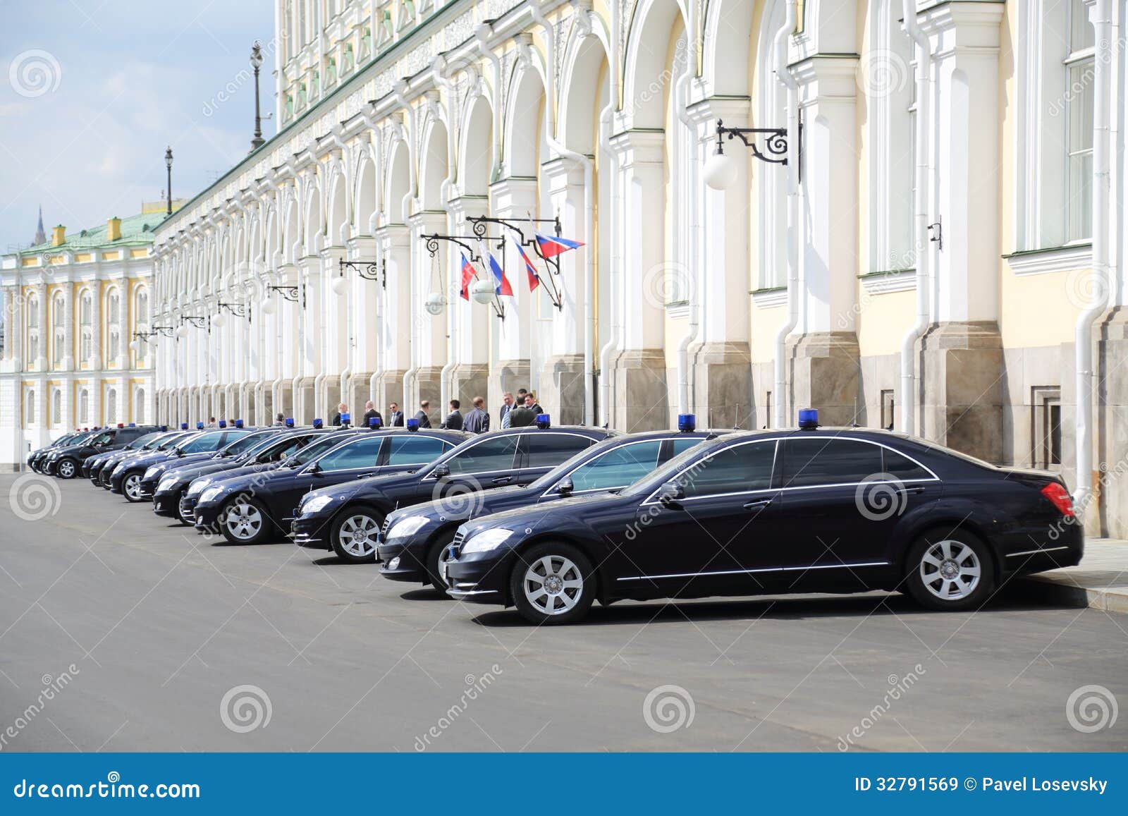 schwarze-regierungsautos-sind-nahe-gro%C3%9Fartigem-der-kreml-palast-32791569.jpg
