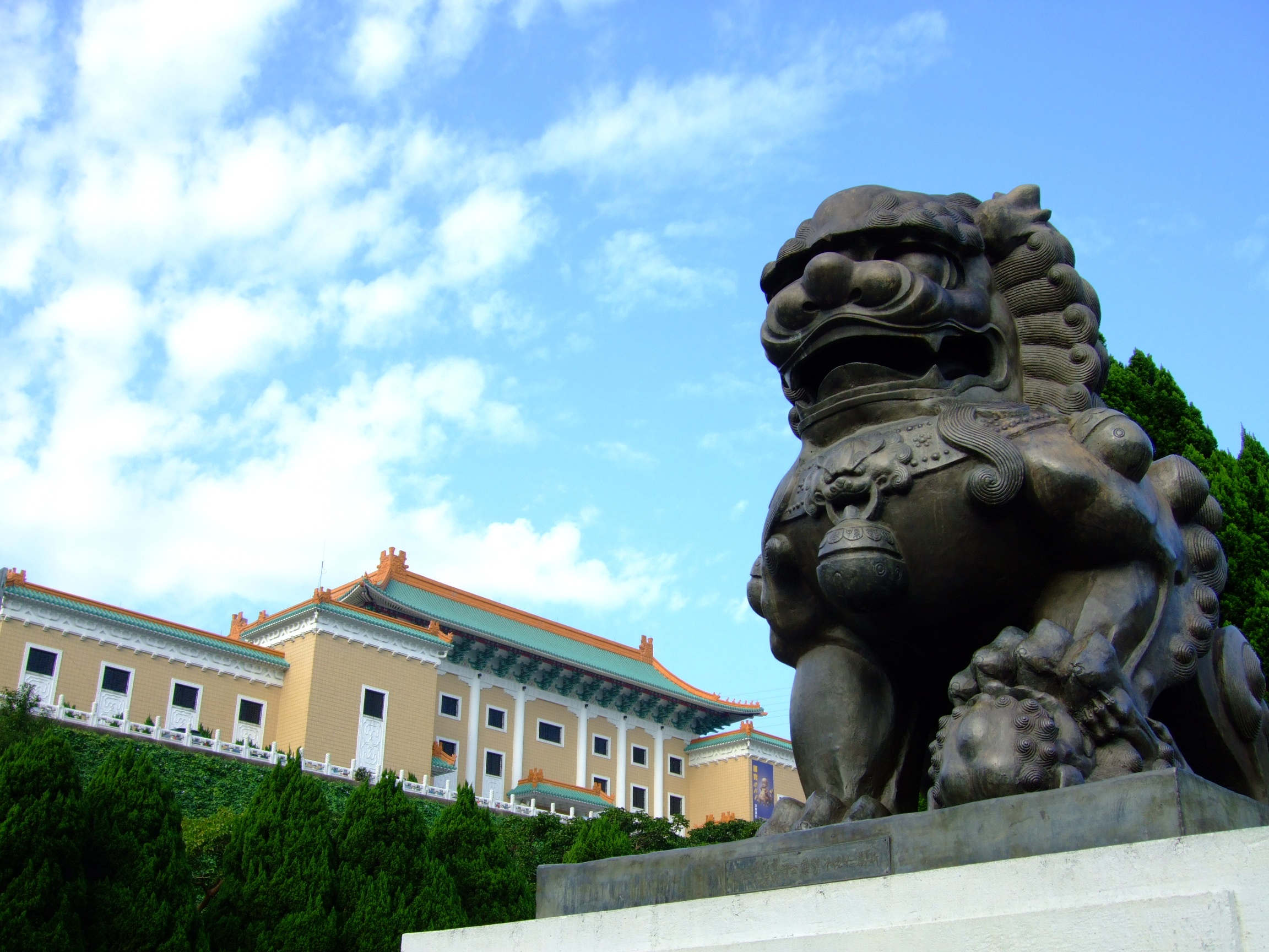 National_Palace_Museum_RightSide_Lion.JPG