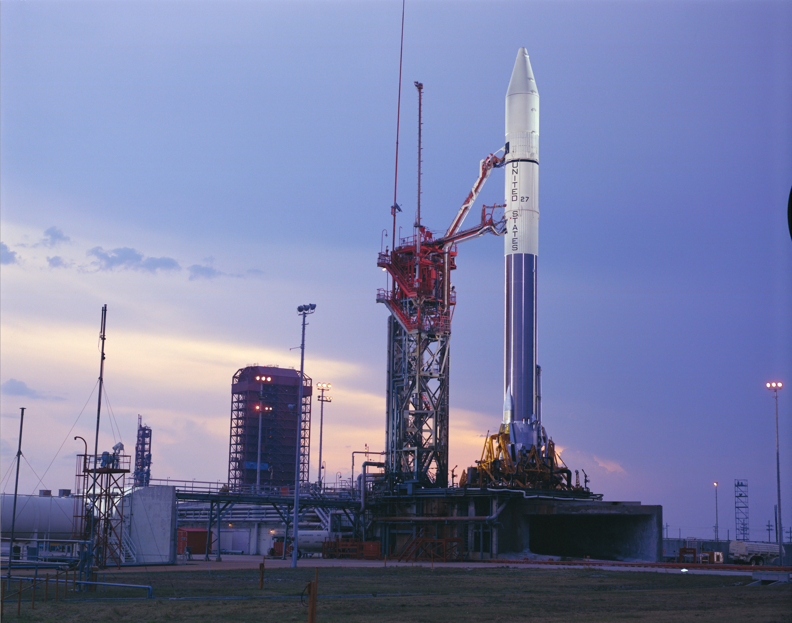 Atlas_Centaur_27_with_Pioneer_10_on_launch_pad.jpg