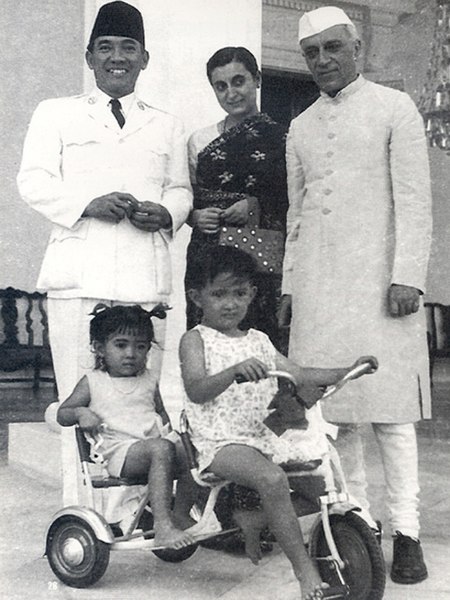 450px-Sukarno_with_children_and_Nehru.jpg