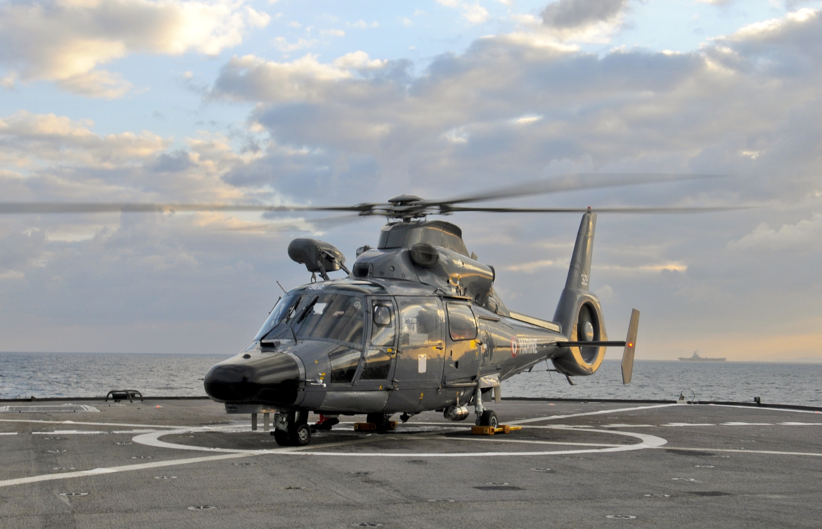 US_Navy_110321-N-OM642-084_French_navy_AS365_F_Dauphin_rescue_helicopter_test_lands_aboard_USS_Mount_Whitney_(LCC-JCC_20).jpg