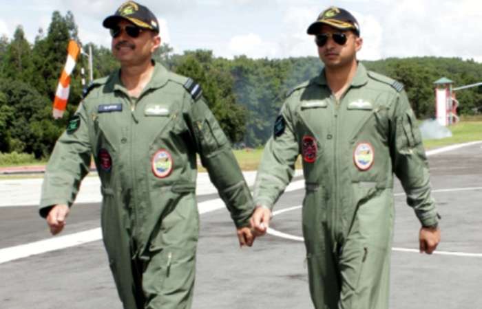 air-vice-marshal-manvendra-singh-and-his-son-flight-lieutenant-siddarth-singhafter-their-duo-flight-__1475382498.jpg