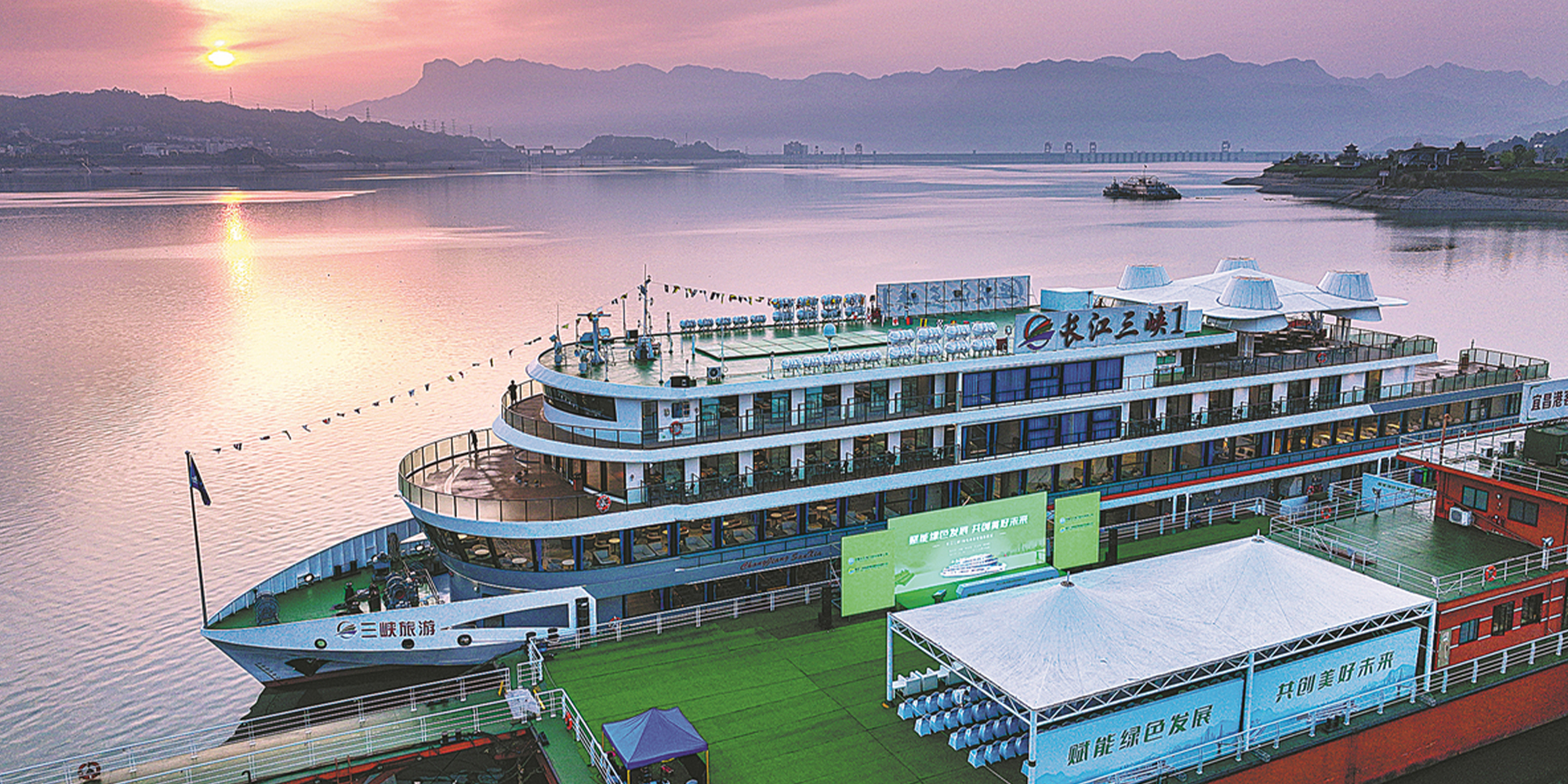 Yangtze-River-Cruise-Ship.jpg