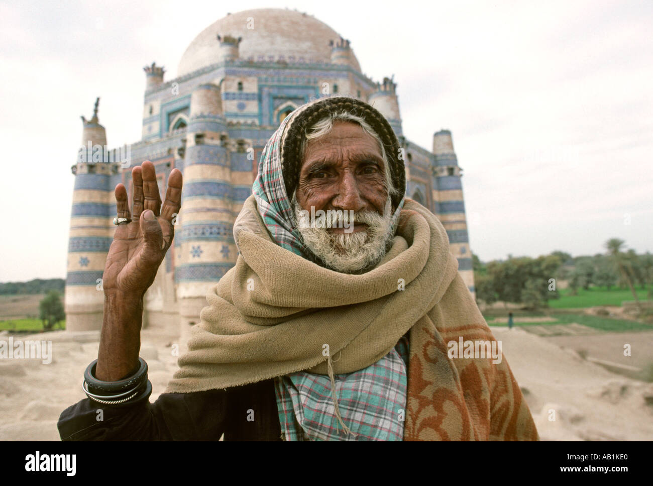 pakistan-south-punjab-uch-sharif-old-man-in-front-of-15th-century-AB1KE0.jpg