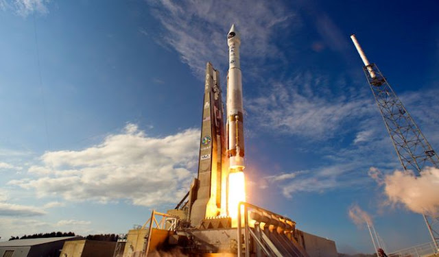 Atlas_V_Rocket_Launch.jpg