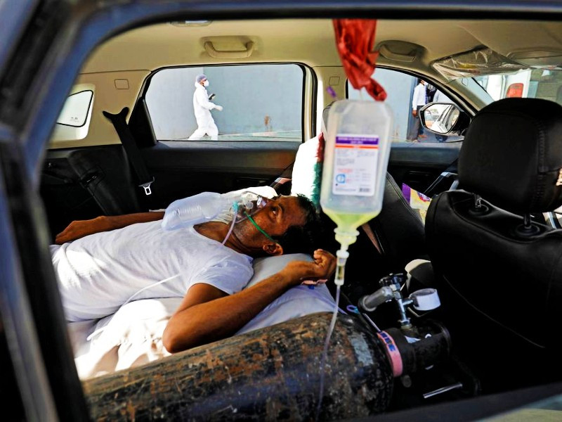 a patient with breathing problems is seen inside a car while waiting to enter a covid 19 hospital for treatment amidst the spread of the coronavirus disease covid 19 in ahmedabad india april 22 2021 photo reuters