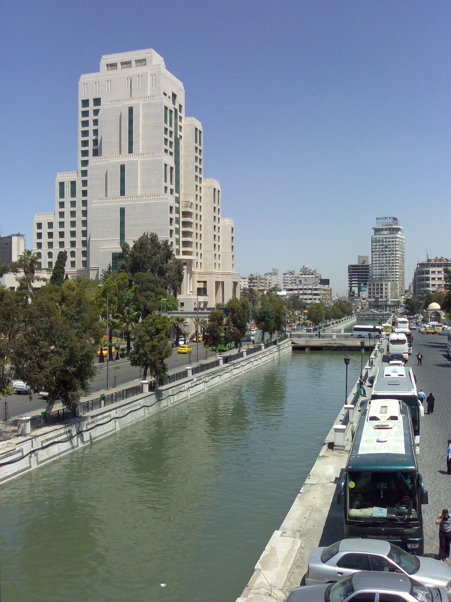 Barada_river_in_Damascus_%28April_2009%29.jpg