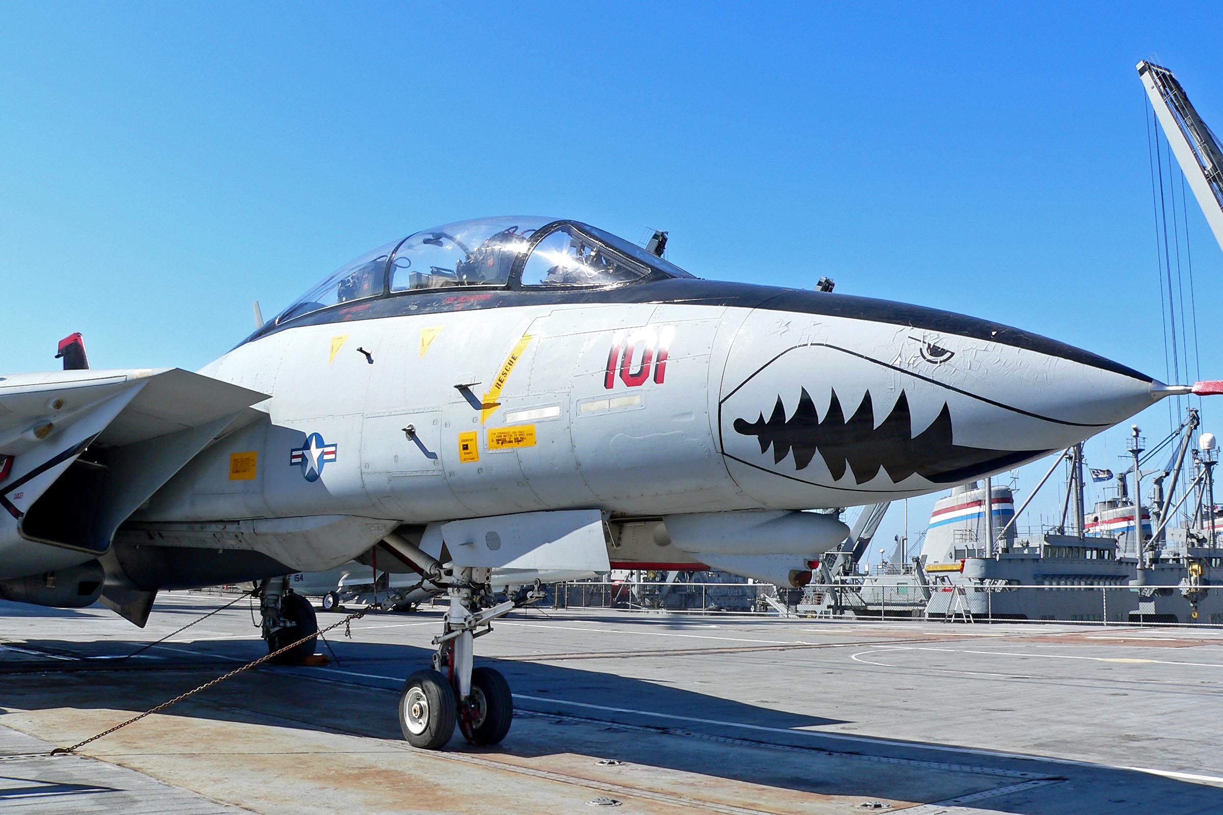 F-14_Tomcat_on_Hornet_1.jpg