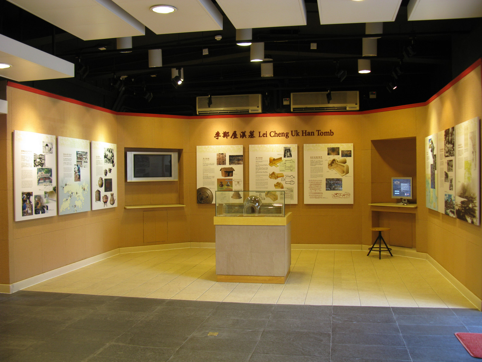 Lei_Cheng_Uk_Han_Tomb_Museum_Interior.jpg