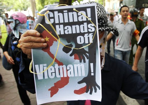 Anti-Chinese+protest+in+Hanoi+08July2012+(Reuters)+01.jpg