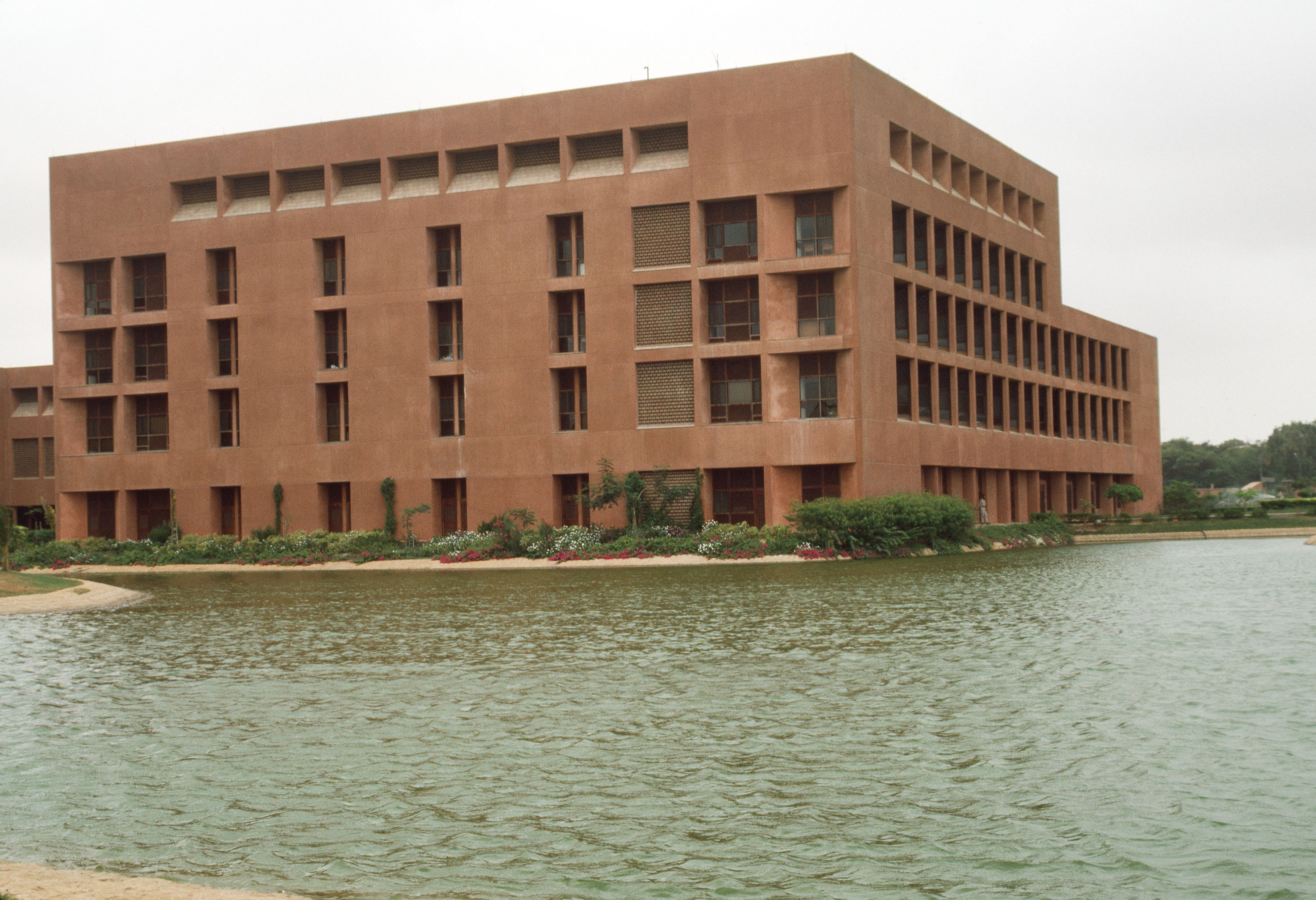 Agha_Khan_Hospital_Karachi_-_panoramio.jpg