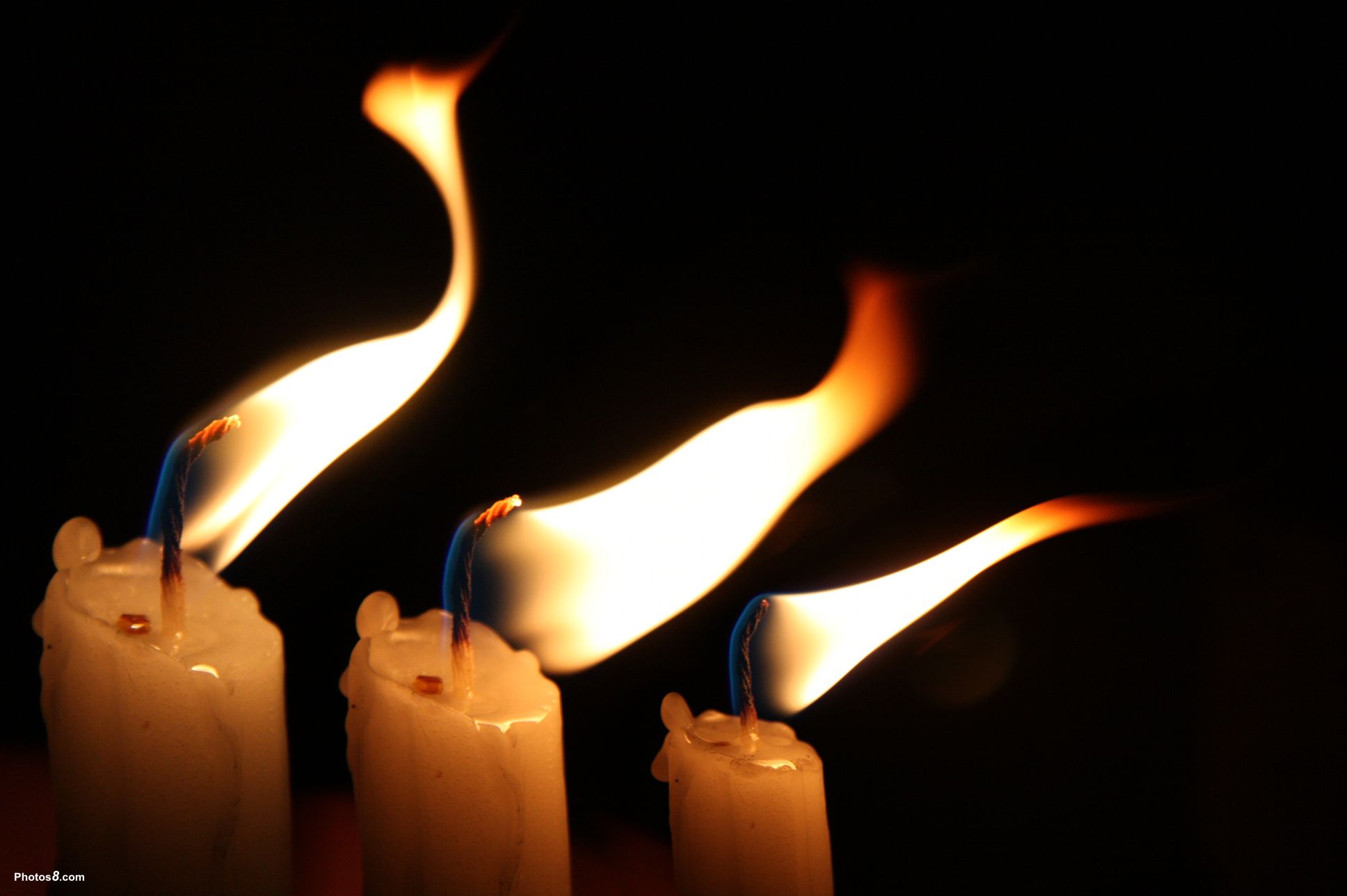 Candles_flame_in_the_wind-other.jpg